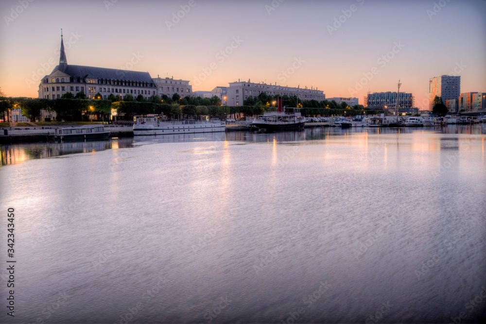 premier rayon du soleil sur l'Erdre une rivière de Nantes - obrazy, fototapety, plakaty 