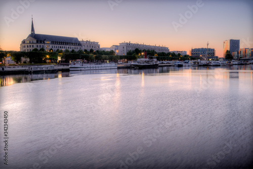 premier rayon du soleil sur l'Erdre une rivière de Nantes