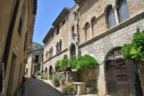 Fototapeta Naklejka Na Ścianę i Meble -  Rue de Saint-Guilhem-le-Désert