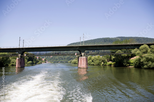 blick auf eine brücke über den neckar in heidelberg deutschland