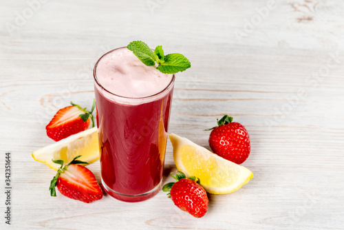 Strawberry and lemon juice decorated with mint