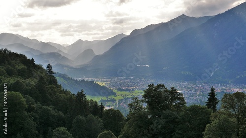 Wunderschöne Alpenlandschaft bei Sonnenschein auf dem Wamberg mit Blick auf Garmisch