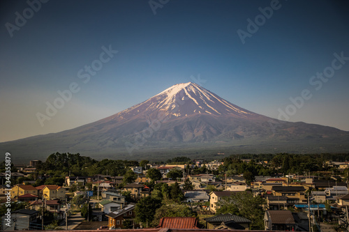 Mount Fuji mit klarem, blauem Himmel © Emile Noir