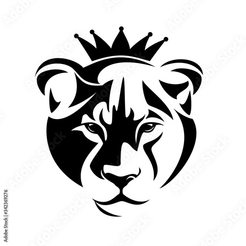 Photo lioness head looking forward wearing royal crown black and white vector portrait
