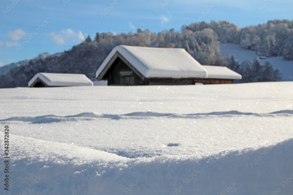 Verschneite Heustadl in Garmisch-Partenkirchen