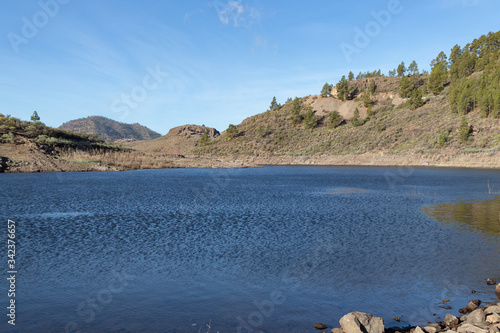 Lago con cadena montañosa y cielo azul photo