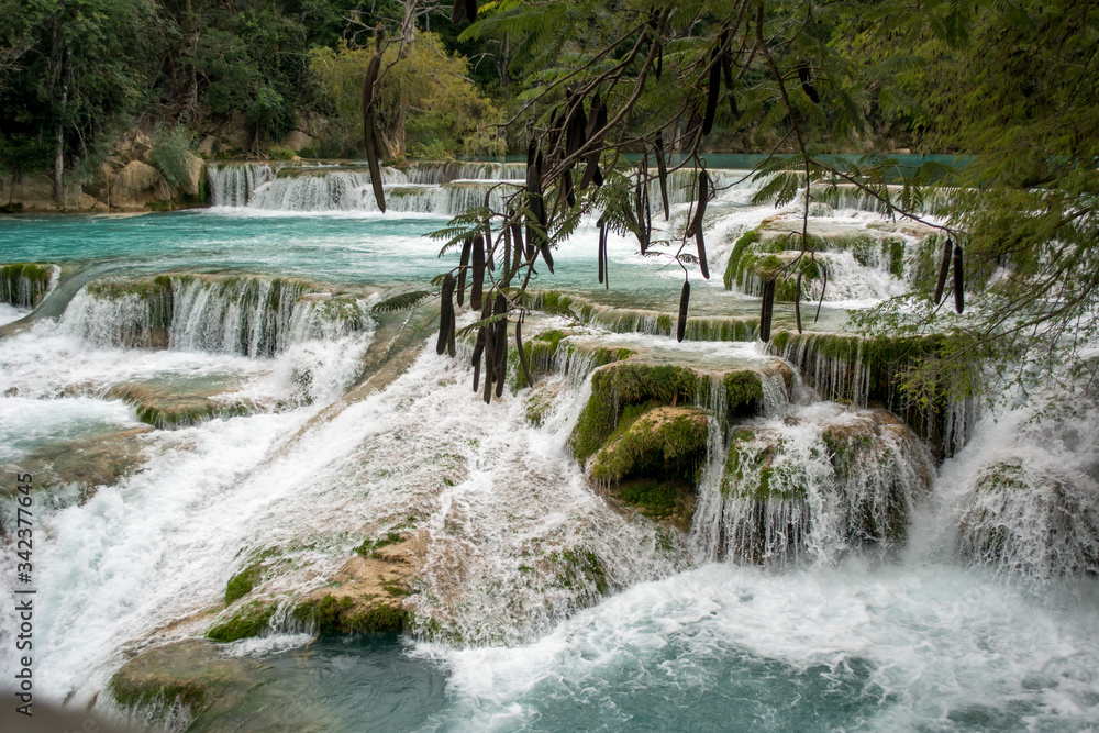 Conjunto de cascadas color turquesa en la selva El Meco en México en la Huasteca Potosina en San Luis Potosí Conjunto de cascadas color turquesa en la selva El Meco en México en la Huasteca Potosina en San Luis Potosí