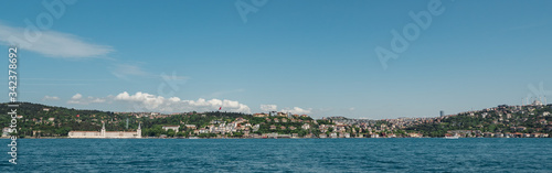 Canvas Print Extensive panorama of the beautiful cozy houses of Istanbul on the coast