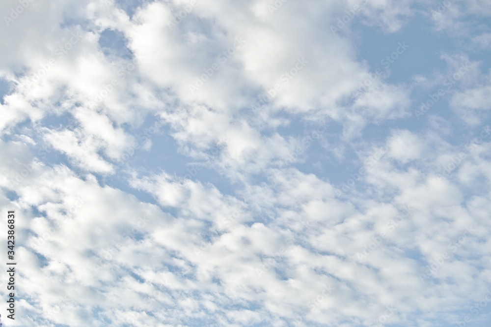 Cielo azul pastel con textura de nubes blancas Cielo azul pastel con textura de nubes blancas