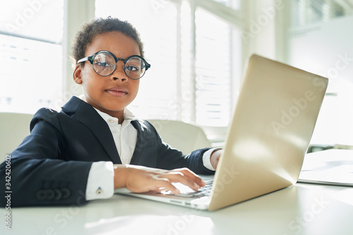 Afrikanischer Junge als Entrepreneur am Laptop