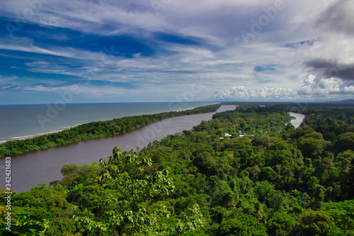 Delta del rio cerca dek mar en la selva de Costa Rica