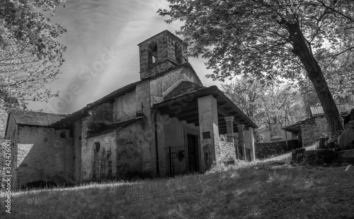 Chiesa abbandonata di San Bartolomeo nei boschi sopra il lago Maggiore nei pressi di Cannobio fotografata in bianconero con tecnica hdr