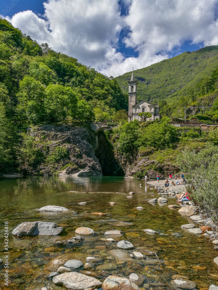 Φωτογραφία Piccola chiesetta sopra l'orrido di Sant'Anna in Cannobio sul lago Maggiore circ