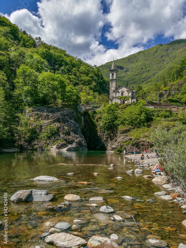 Fotografie Piccola chiesetta sopra l'orrido di Sant'Anna in Cannobio sul lago Maggiore circ