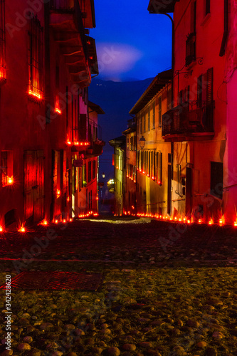 Via di Cannobio illuminata dalle candele nella serata dedicata alla manifestazione del Santo Miracolo ed alla processione dei lumineri photo