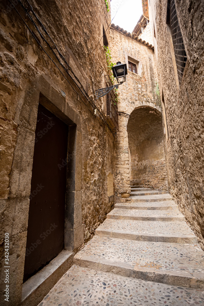 Fototapeta narrow streets of the old town, Girona Spain