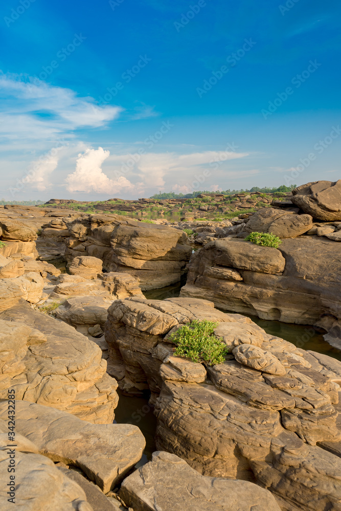 Obraz premium Thailand grand canyon (sam phan bok) at Ubon Ratchathani, Thailand. Beautiful landscape of holes and rock mountain with river.
