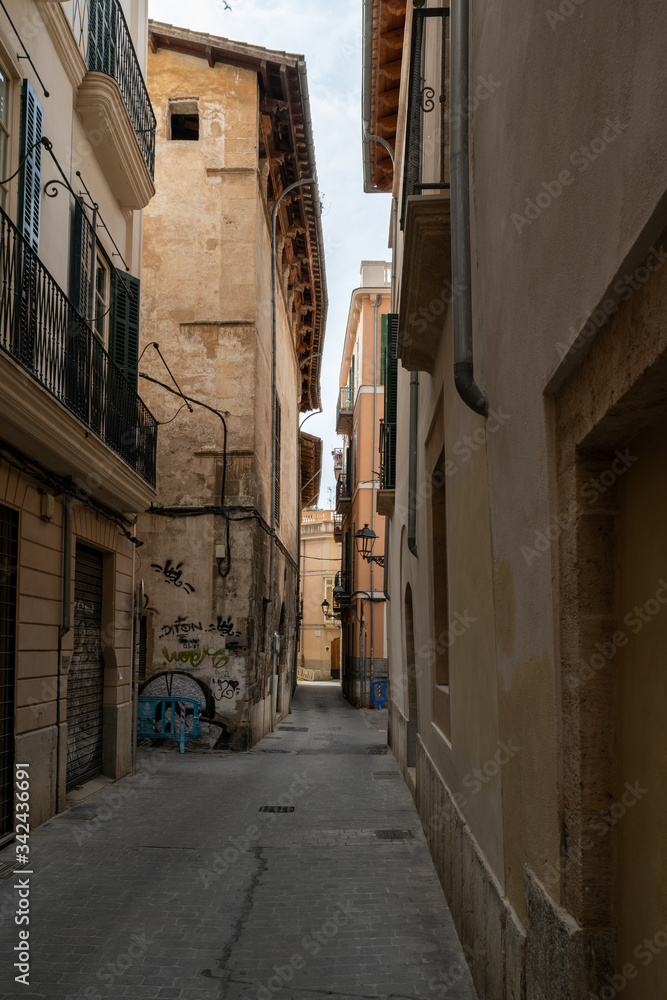 Enge Gasse mit Graffiti in Spanien