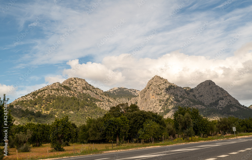 Naklejka premium schöne Berge entlang der Straße in Spanien