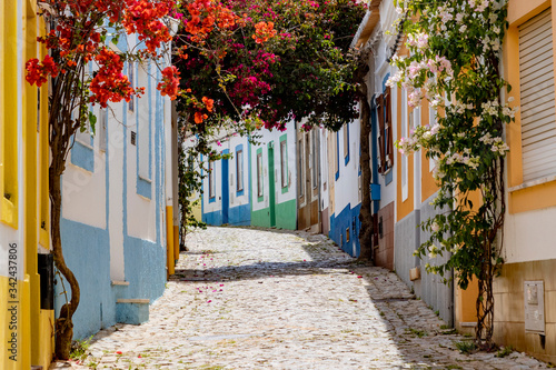 On the narrow Alleys of Ferragudo, Algarve, Portugal Fototapet