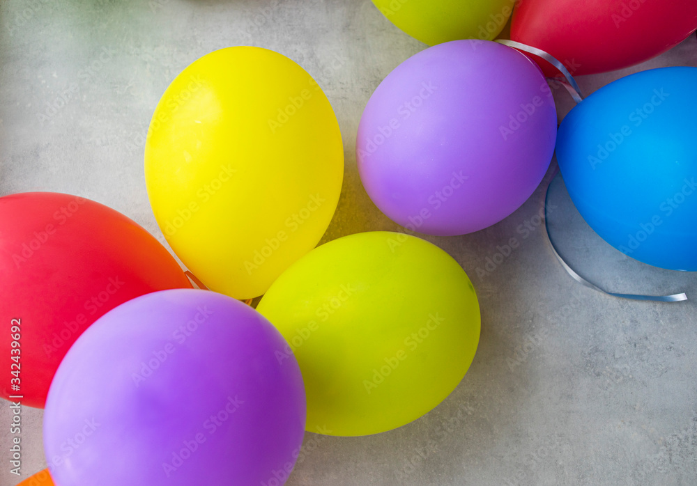 Muchos globos de colores juntos
