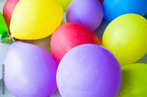 Muchos globos de colores juntos
