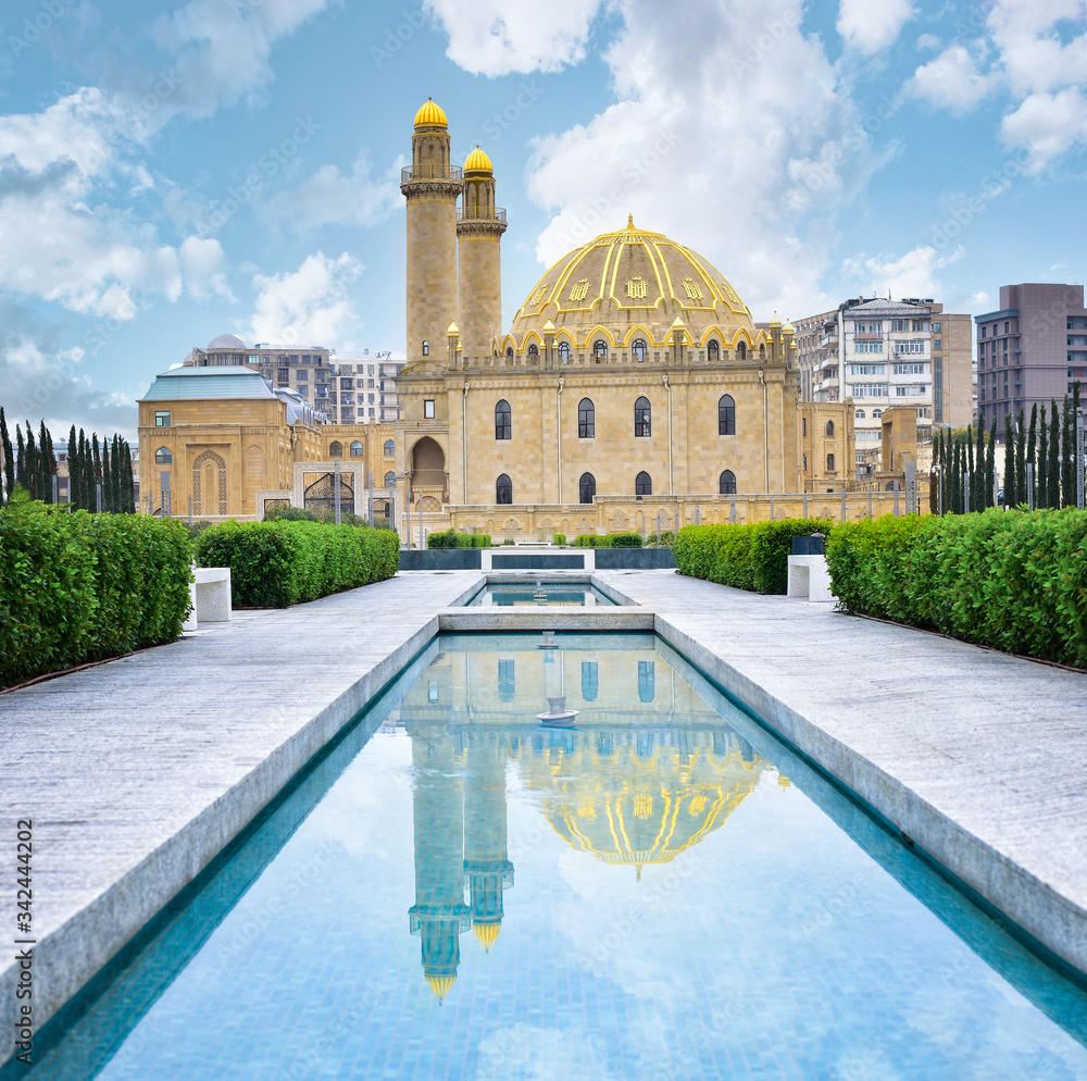 Φωτογραφία Tezepir mosque in Baku city with reflection in the water and blue sky