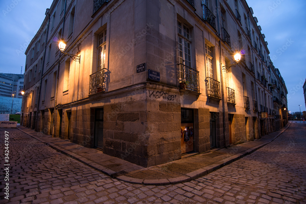 Aube sur rue croisé symétrique d'un bâtiment du XIXᵉ du centre-ville de Nantes en France