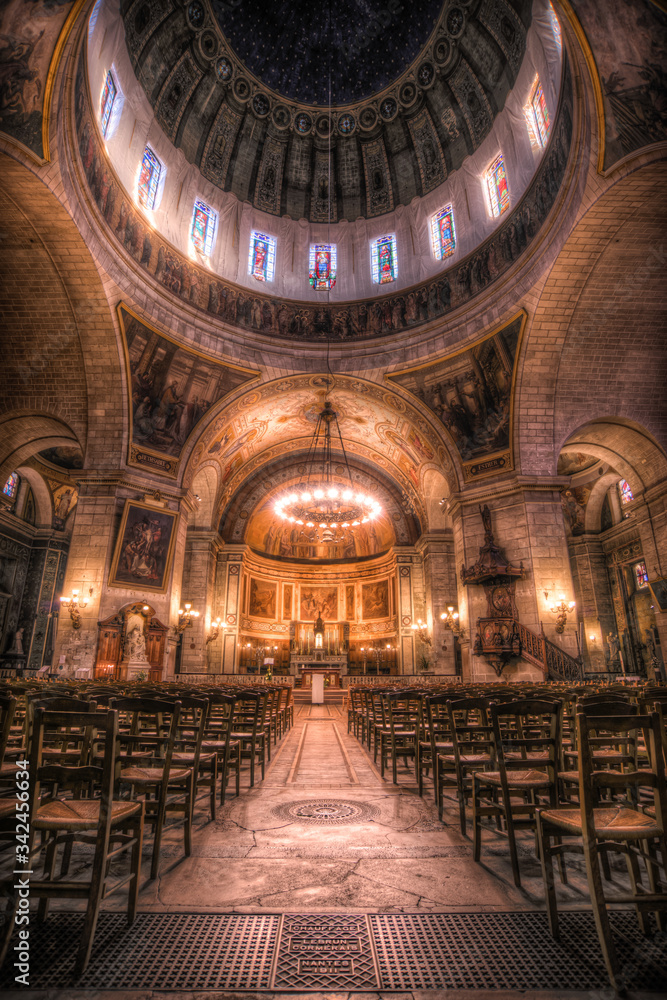 Obraz premium intérieur en bois et dorure d'une coupole d'église dans le centre-ville de Nantes en France