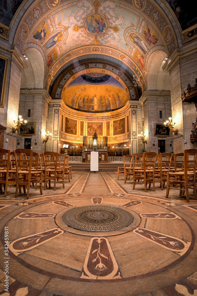 Int rieur En Bois Et Dorure D une Coupole D glise Dans Le Centre ville int-rieur-en-bois-et-dorure-d-une-coupole-d-glise-dans-le-centre-ville