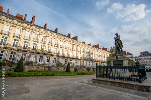 appartement du centre-ville avec façade du XIXe siècle dans un parc avec monument à Nantes © Guillaume Leray