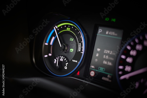 Fuel consumption efficiency indicator in a hybrid car