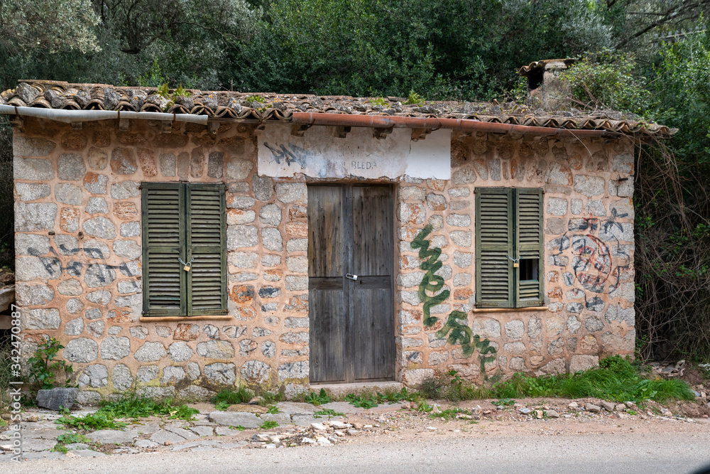 altes verlassenes kleines Haus neben einer Bergstraße auf Mallorca altes verlassenes kleines Haus neben einer Bergstraße auf Mallorca