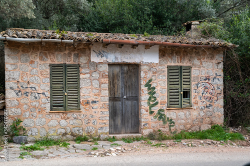 altes verlassenes kleines Haus  neben einer Bergstraße auf Mallorca © Blende8