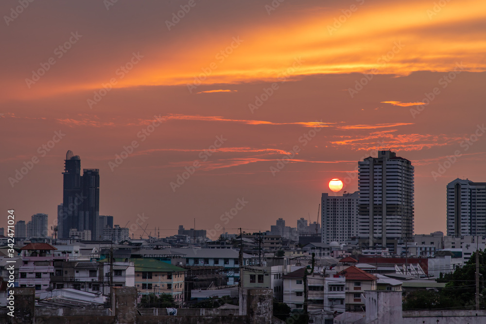 Fototapeta premium Skyscrapers Bangkok City in the light of the setting sun silhouetted cities at sunset.