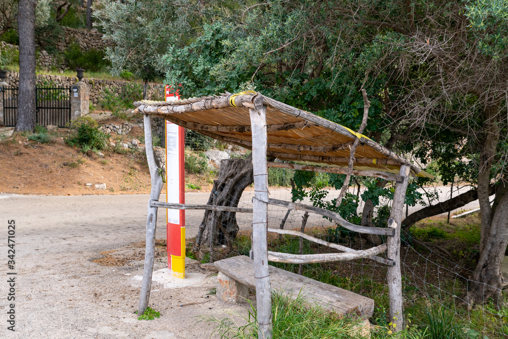 schöne Bushaltestelle mit Unterstand in einem Dorf in Mallorca