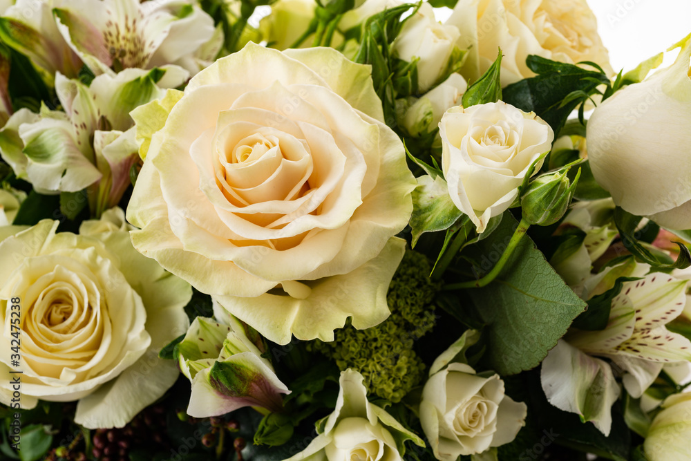Fototapeta premium rose bianche e fiori composizione floreale con verde per tavolo sposi matrimonio