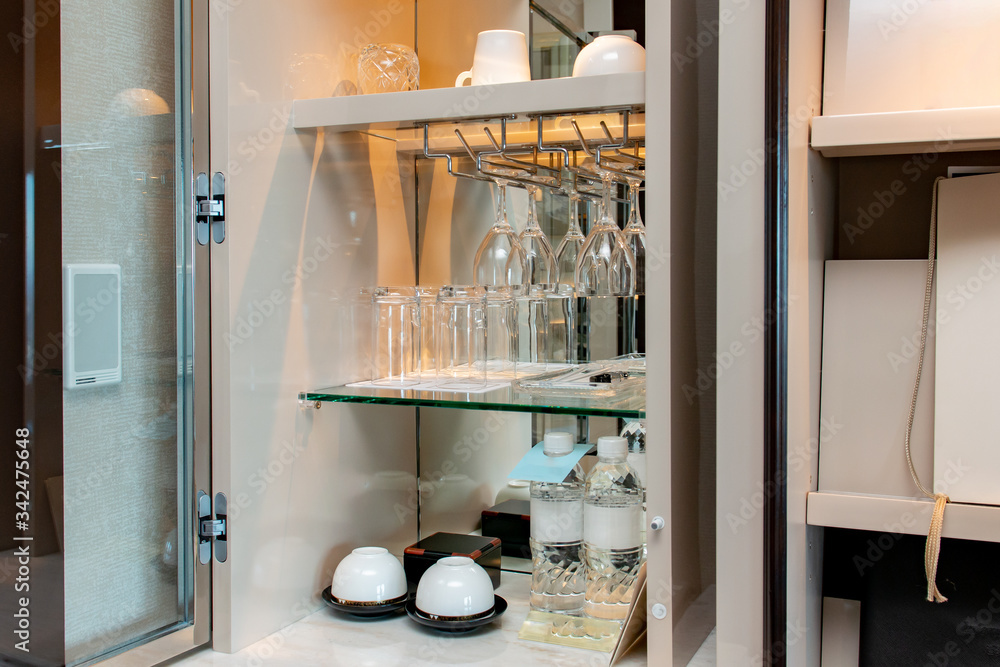 ホテルの部屋のキャビネット ミニバー Stock 写真 Adobe Stock