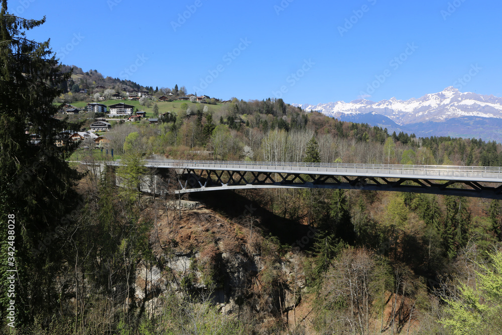Vue sur le pont de contournement. Chaîne des Arravis. Alpes françaises. Saint-Gervais-les-Bains. Haute-Savoie. France.