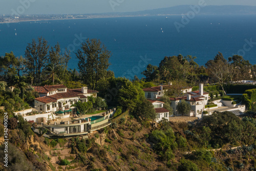 Caras mansiones lujosas sobre las colinas, con vista al mar en California. Estilo de vida millonario. © Jonathan