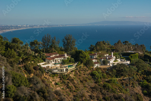 Caras mansiones lujosas sobre las colinas, con vista al mar en California. Estilo de vida millonario. photo