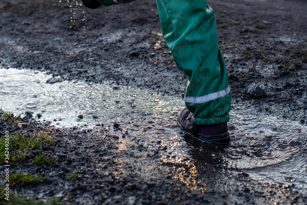 Obraz premium Kind rennt durch Pfütze