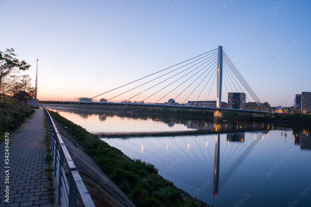 nouveau pont du centre-ville de Nantes sur le fleuve de la Loire avec lever du soleil