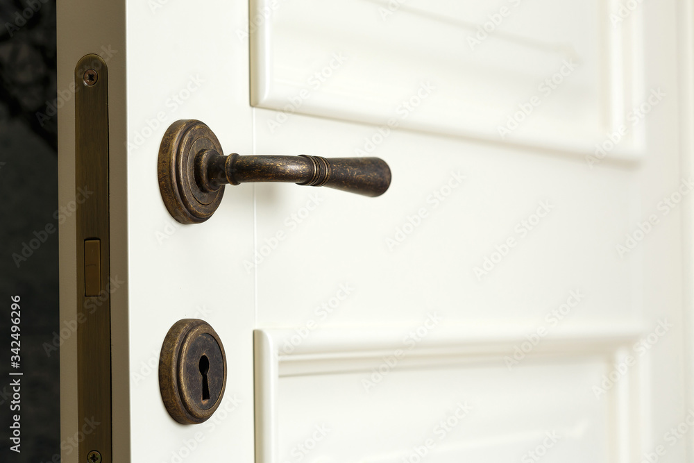 Obraz premium handle and keyhole on a wooden door in beautiful lighting