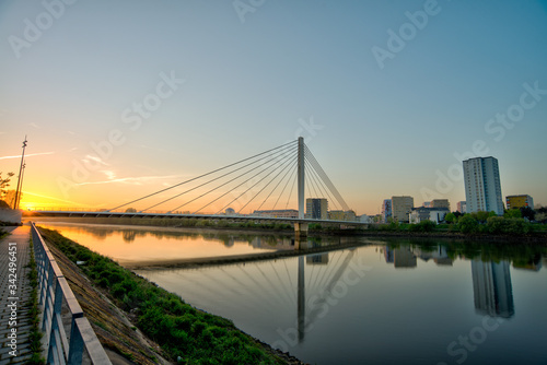 nouveau pont du centre-ville de Nantes sur le fleuve de la Loire avec lever du soleil