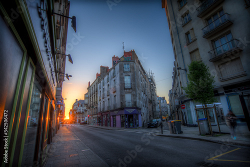 premier rayon du soleil entre deux bâtiment du centre ville de Nantes en France © Guillaume Leray
