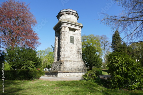 Bismarcksäule / Bismarckturm mit Parkanlagen in Rengsdorf im Westerwald