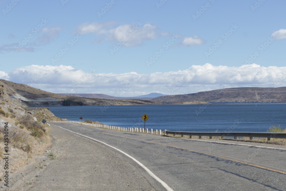 Carretera junto al lago