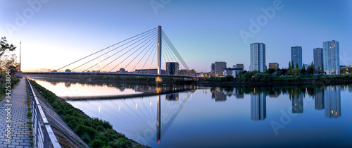 nouveau pont du centre-ville de Nantes sur le fleuve de la Loire avec lever du soleil © Guillaume Leray