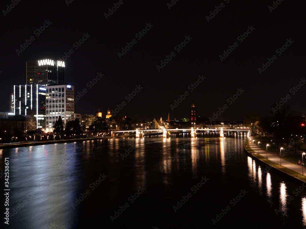 deutschland europa frankfurt main fluß panorama brücke lichter  stadt blick gebäude nacht 

